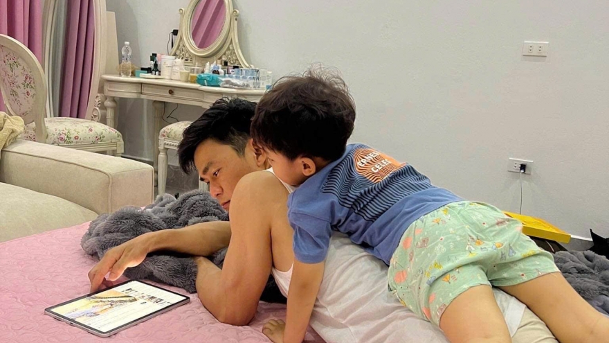 Bé Bo quấn quýt bạn trai của Hòa Minzy, khán giả càng thêm chúc phúc