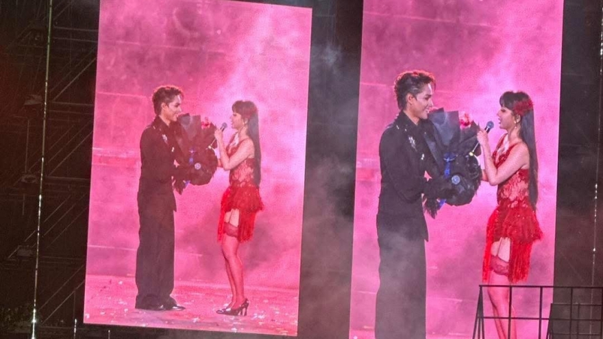 Tăng Duy Tân và Bích Phương gây sốt với khoảnh khắc tình cảm trên sân khấu