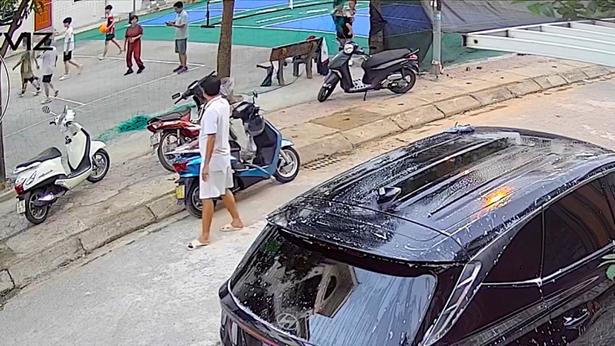 Đang dạo cùng con, bác sĩ kịp thời cứu sống người đàn ông ngã quỵ trên sân bóng