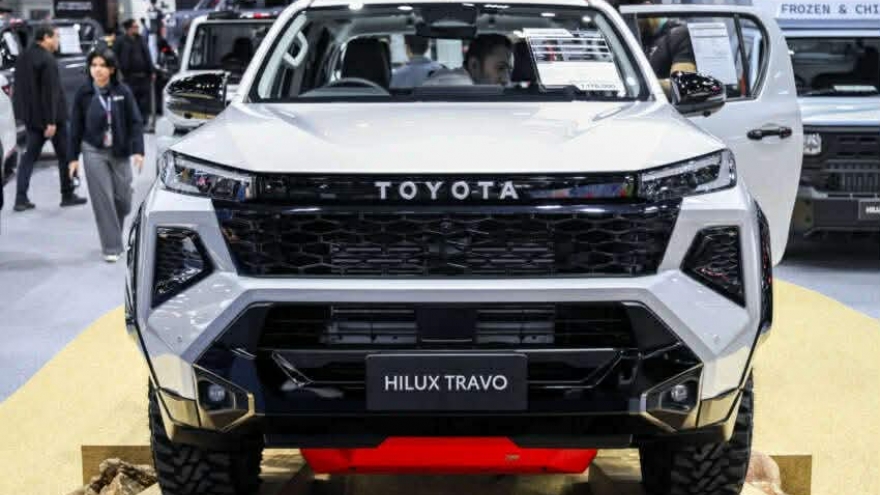 Xe bán tải Toyota Hilux Travo 2026 ra mắt tại Thái Lan có phiên bản thuần điện