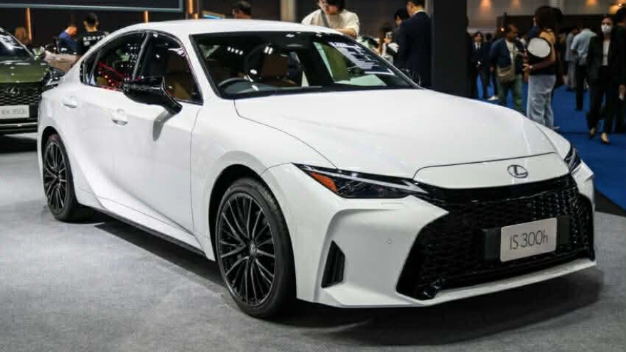 Cận cảnh Lexus IS 2026 vừa ra mắt tại Thái Lan