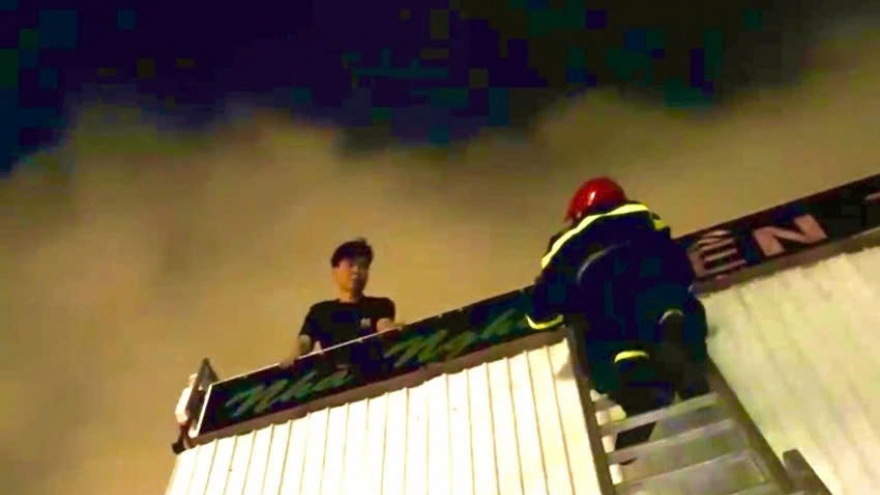 Giải cứu 6 người mắc kẹt trong vụ cháy nhà nghỉ 5 tầng ở TP.HCM