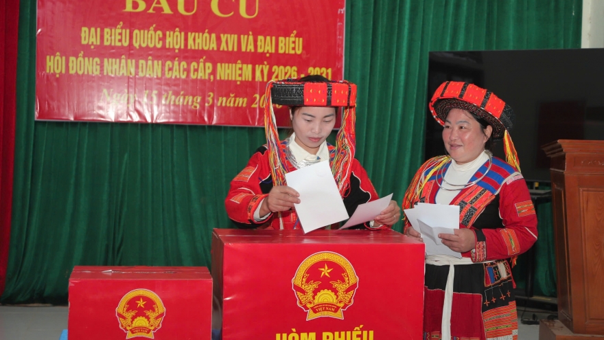 Đồng bào vùng cao Hà Giang cũ vượt núi đi bỏ phiếu mong chọn được đại biểu vì dân