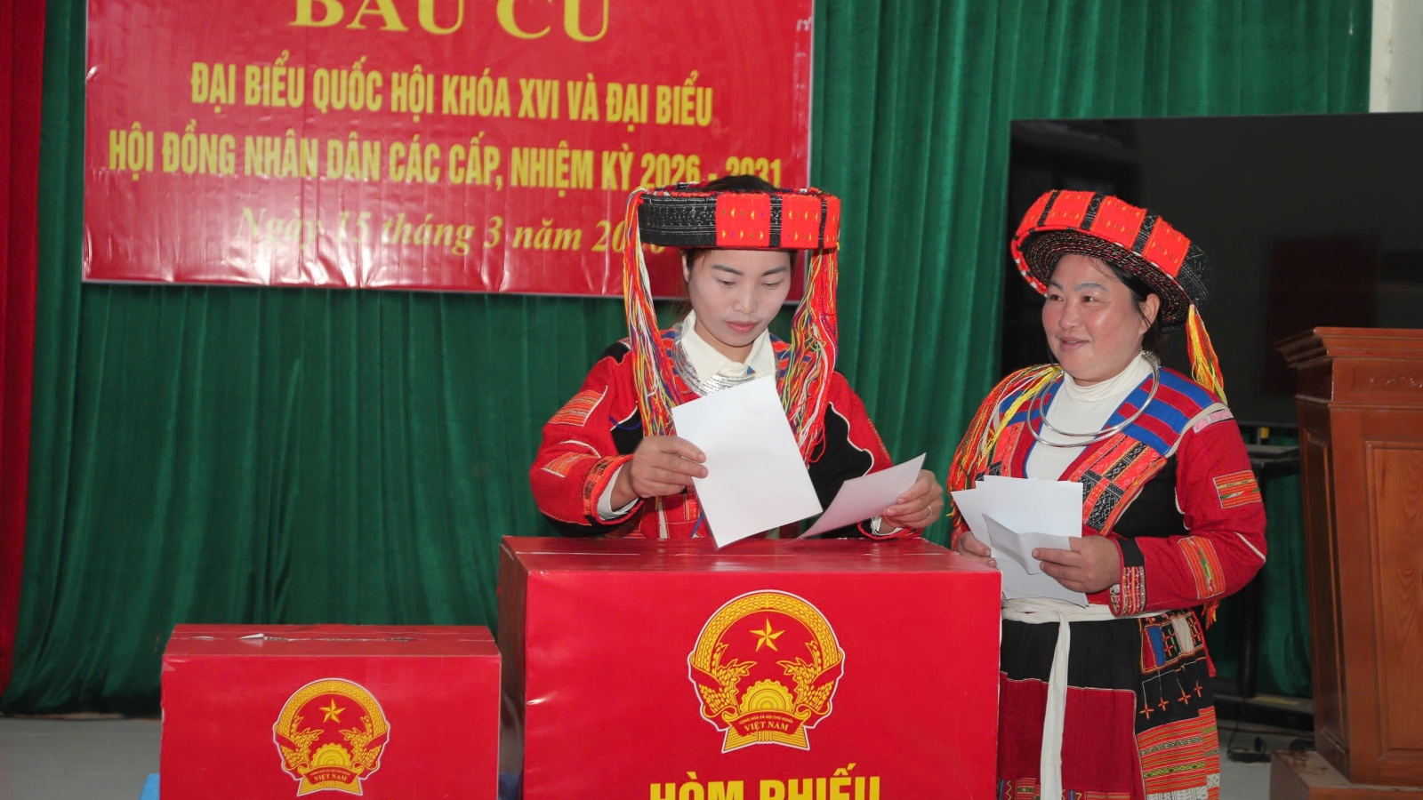 Đồng bào vùng cao Hà Giang cũ vượt núi đi bỏ phiếu mong chọn được đại biểu vì dân