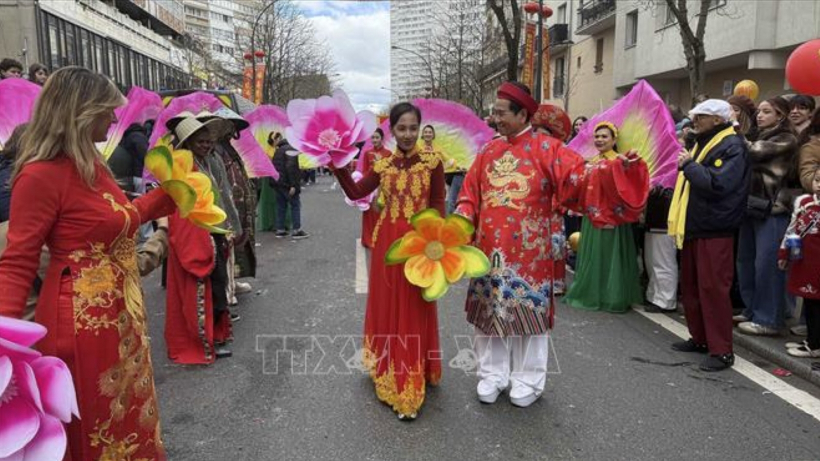 Vietnamese culture leaves its mark at France’s largest Lunar New Year parade