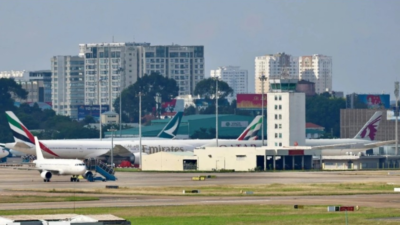 Middle East airspace closures disrupt flights to Vietnam, aircraft stranded at Noi Bai