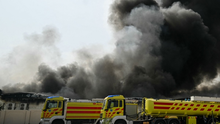 Israel tấn công dữ dội vào thủ đô của Iran, 3 tàu bị tập kích tại eo Hormuz