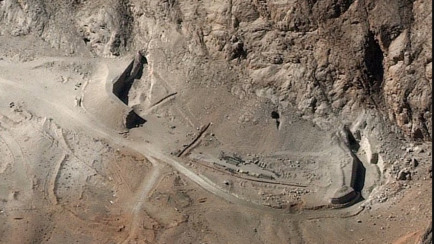 Mỹ dùng bom xuyên phá nặng hơn 900kg tập kích các kho vũ khí ngầm của Iran