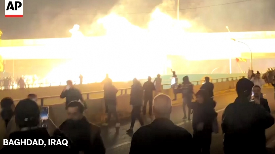 Video người biểu tình ủng hộ Iran đụng độ với cảnh sát ở thủ đô Iraq