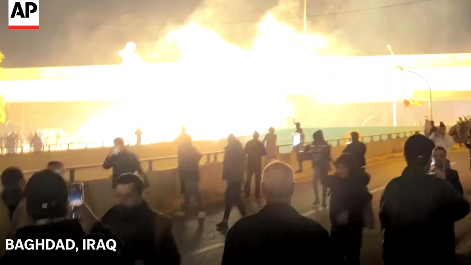 Video người biểu tình ủng hộ Iran đụng độ với cảnh sát ở thủ đô Iraq