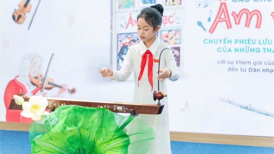 Gặp gỡ "nghệ sĩ nhí" đàn bầu Khánh Huyền và cuộc so tài tại Xóm Ủn Ỉn