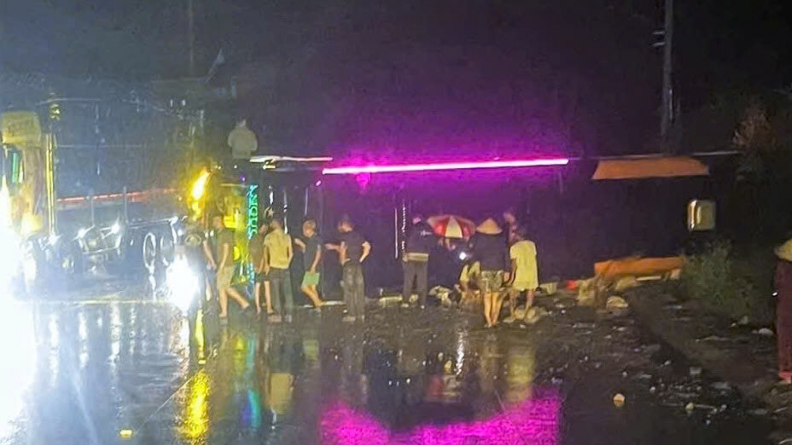Sleeper bus overturns on national highway during heavy rain in Vietnam