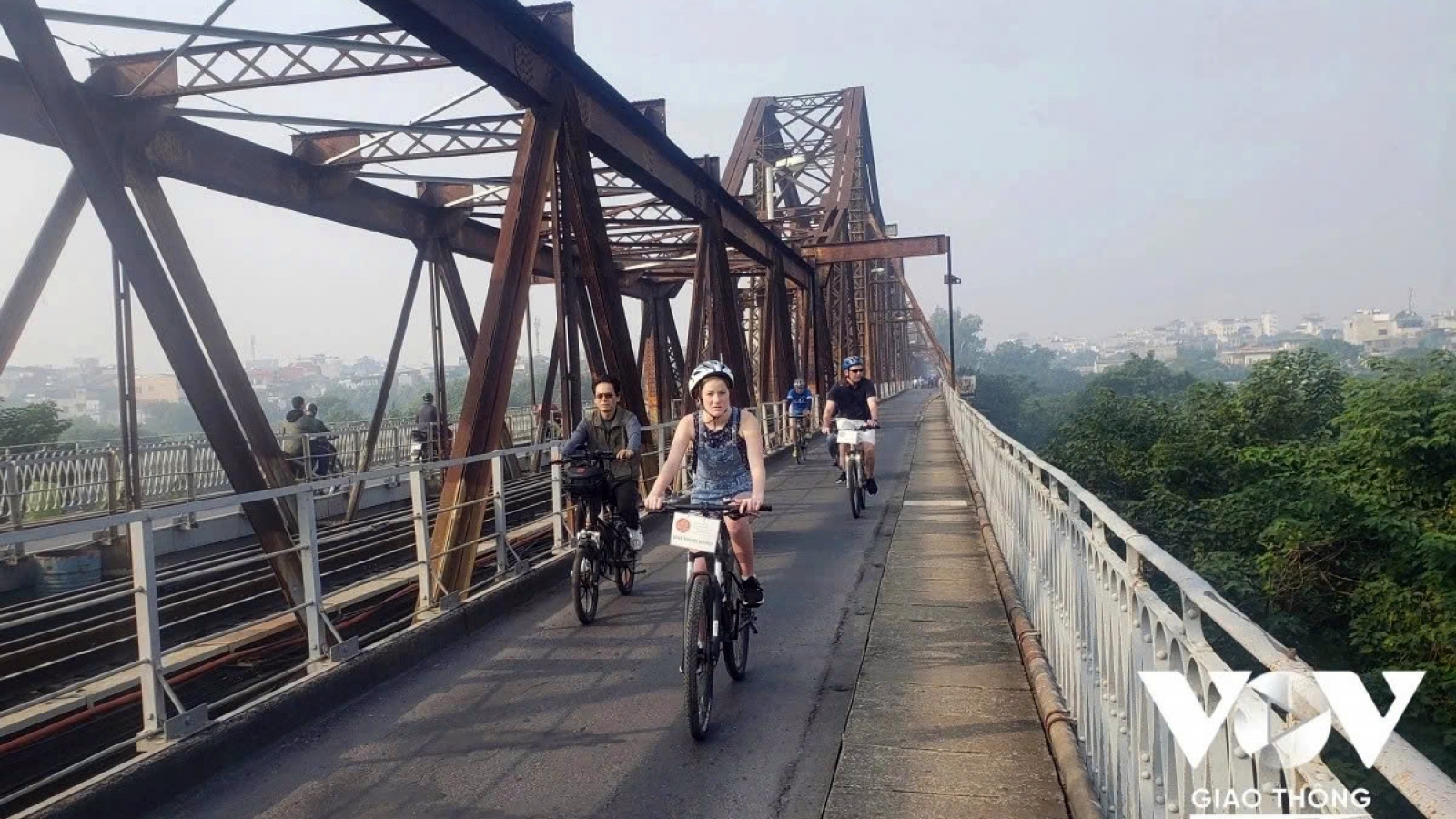 Hanoi to close Long Bien Bridge to road traffic for 60 days for repairs