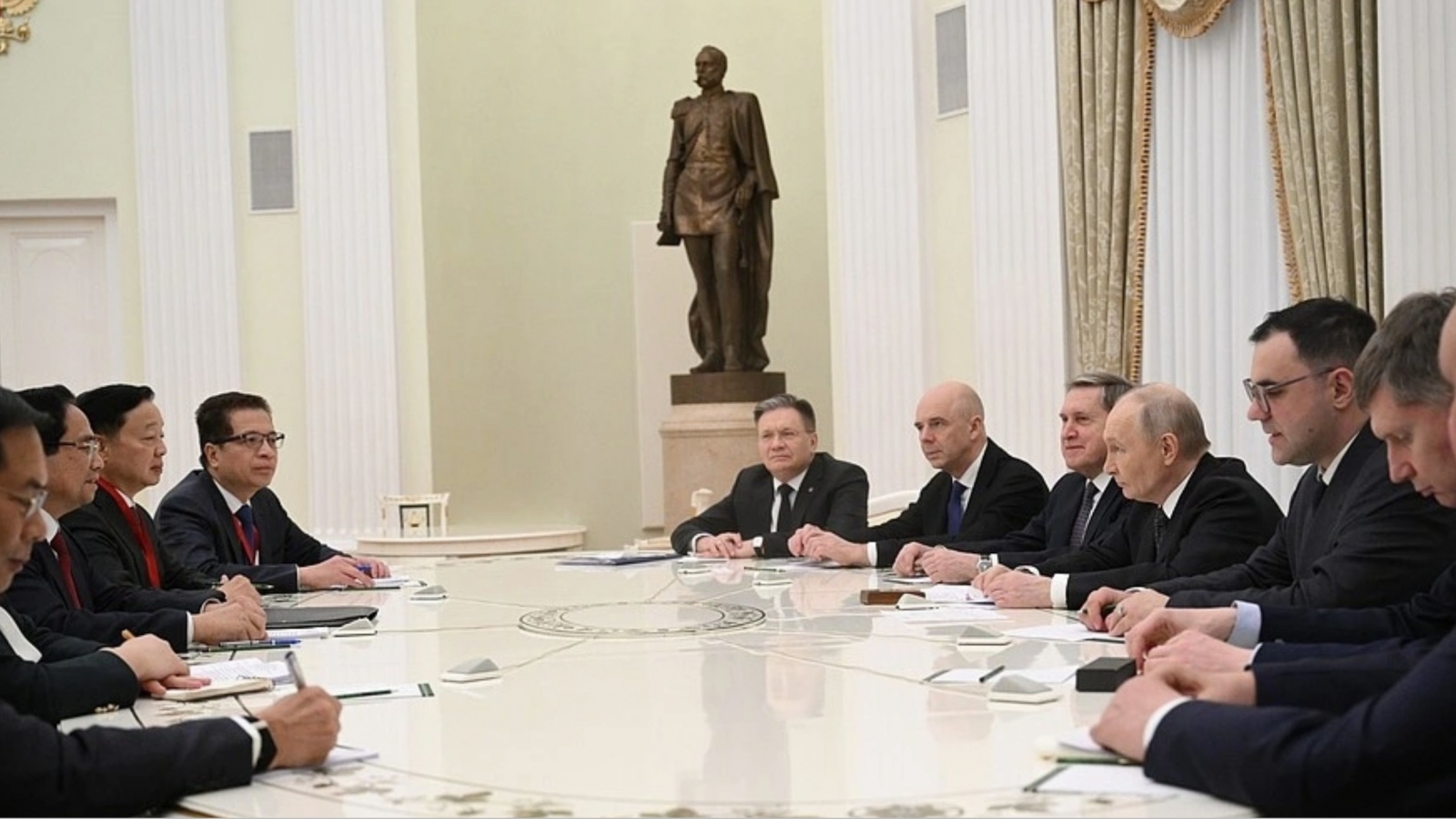 PM Chinh meets President Putin as Russia pledges stronger cooperation with Vietnam