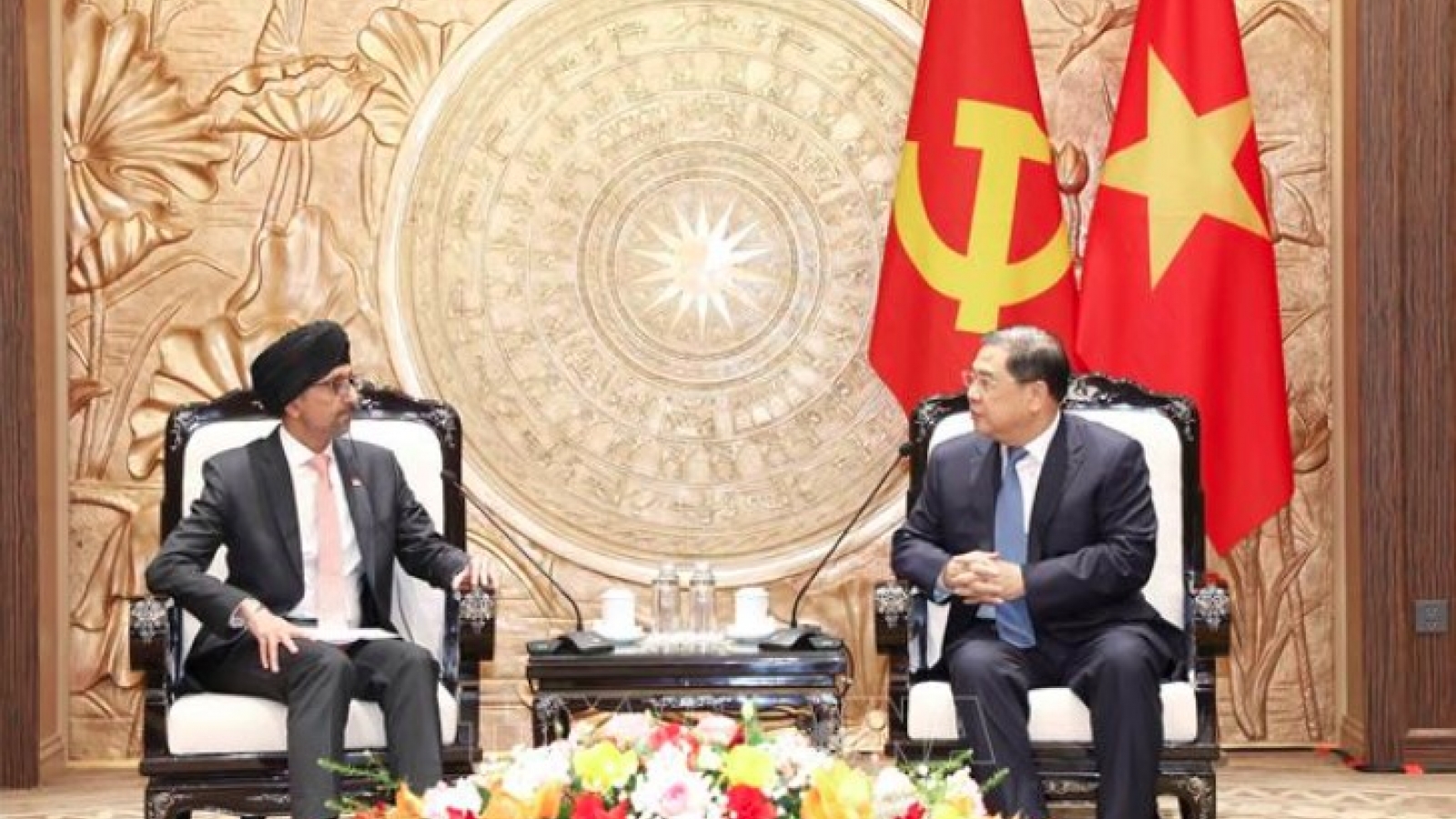 Party Central Office chief hosts Singapore Ambassador in Hanoi