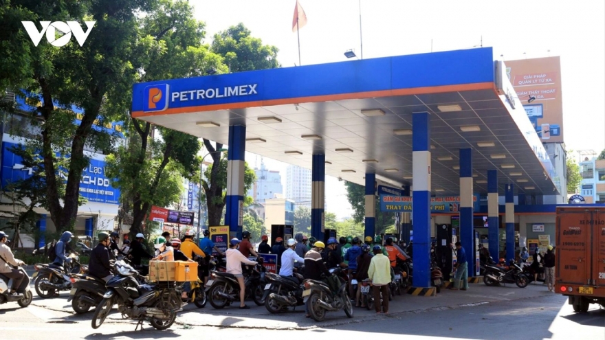 Petrol prices plunge to VND25,000/l after nearing VND30,000 a day earlier