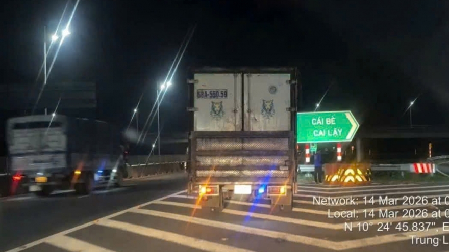 Tài xế dừng xe sai quy định trên cao tốc Trung Lương - Mỹ Thuận để đi vệ sinh