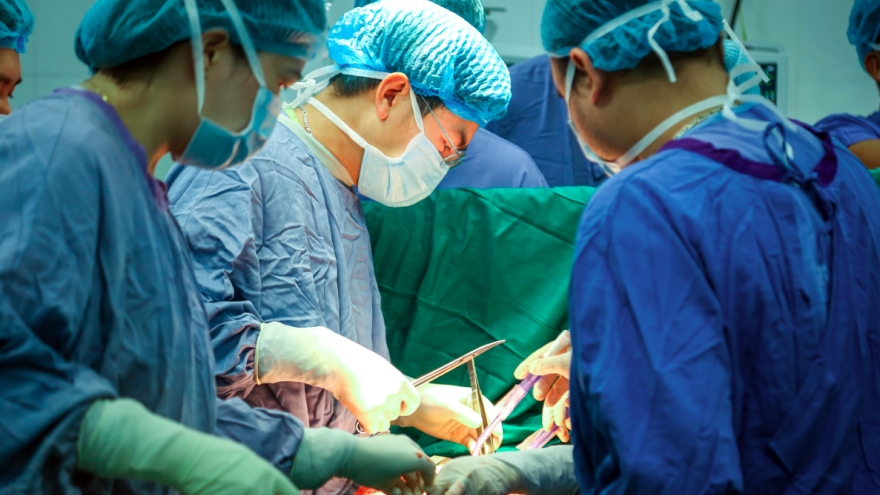 Vietnamese doctors successfully perform first domino multi-organ transplant