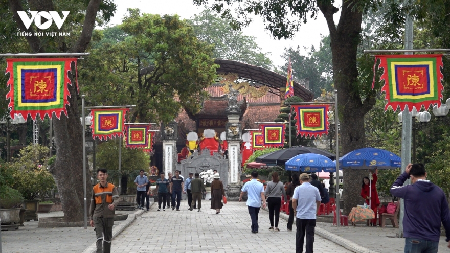 Tấp nập người dân đi lễ, xin lộc Đền Trần Thương ngày Rằm tháng Giêng