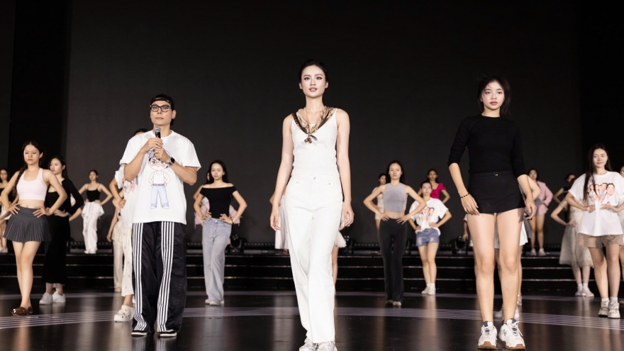 Ý Nhi, Minh Kiên luyện tập cho đêm chung kết Miss World Vietnam 2025