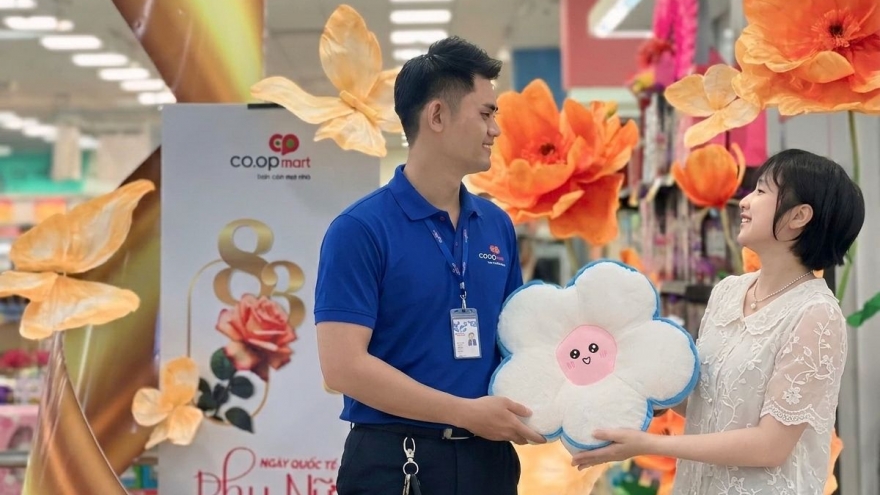 7.500 quà xinh trao tay – Ưu đãi đến 50% phủ kín gian hàng