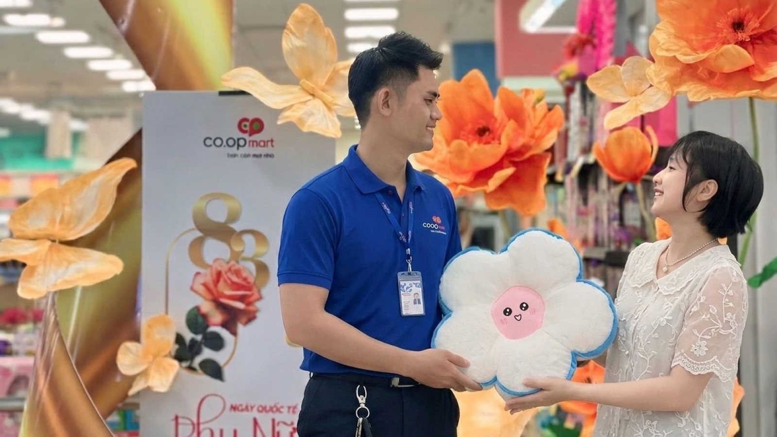 7.500 quà xinh trao tay – Ưu đãi đến 50% phủ kín gian hàng