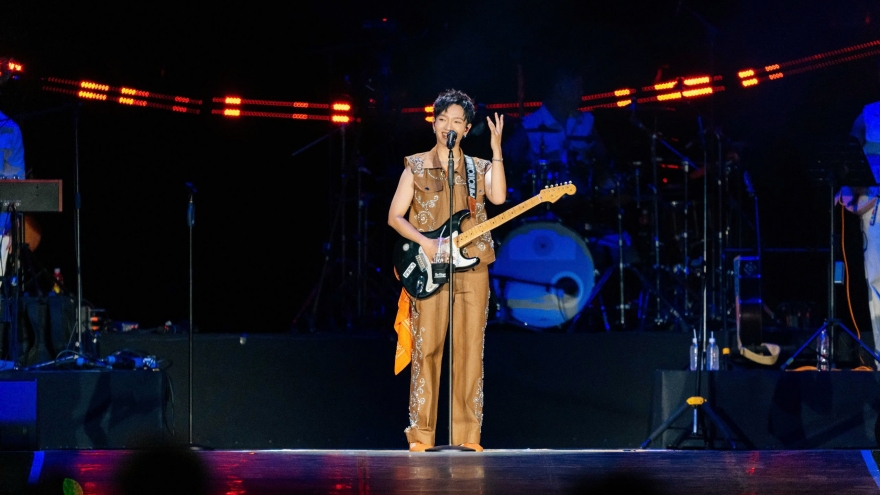 Khoe nhẫn cưới ngay trên sân khấu, Hoàng Dũng khiến fan thi nhau "cầu hôn"