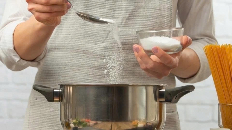 Ăn mặn mỗi ngày: Thói quen nhỏ, nguy cơ lớn cho huyết áp?