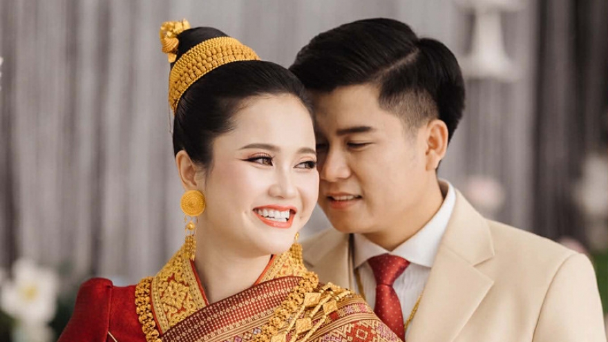 Cô dâu Lào hát tiếng Việt tặng chú rể, quan khách ngỡ ngàng vì quá hay