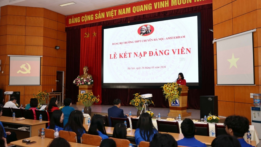 3 học sinh Trường THPT chuyên Hà Nội - Amsterdam được kết nạp Đảng