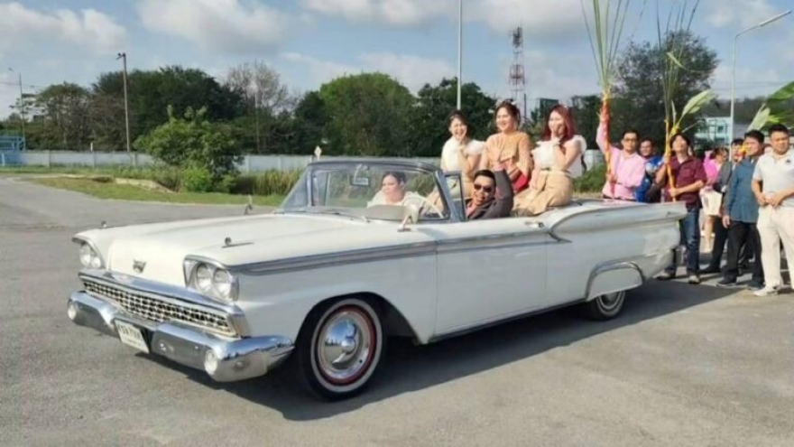 Cô dâu lái xe mui trần, đem sinh lễ "khủng" đến cầu hôn chú rể gây bão mạng