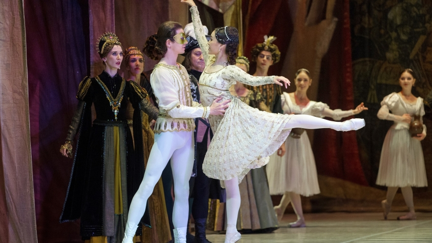 Ballet Nga hòa nhịp giao hưởng trên sân khấu Nhà hát Hồ Gươm