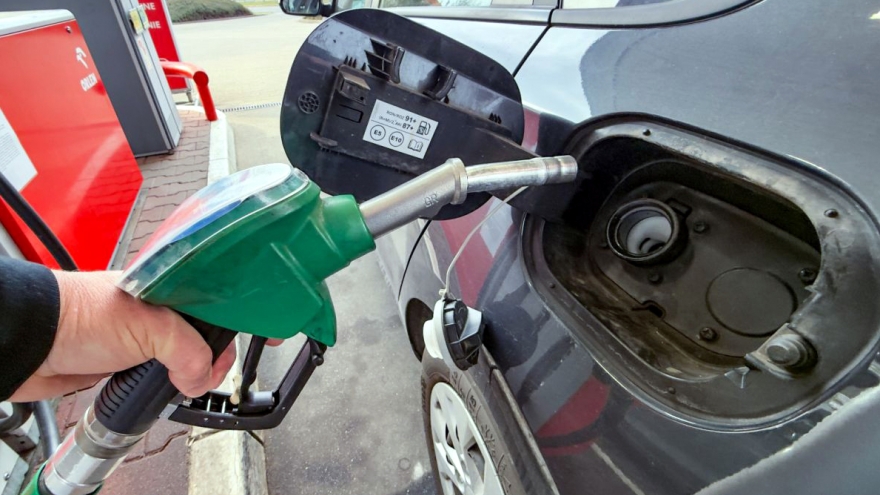 Hạ viện Ba Lan thông qua dự luật kiềm chế giá nhiên liệu tăng vọt