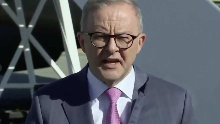 Australia miễn thuế xăng dầu, miễn phí phương tiện công cộng