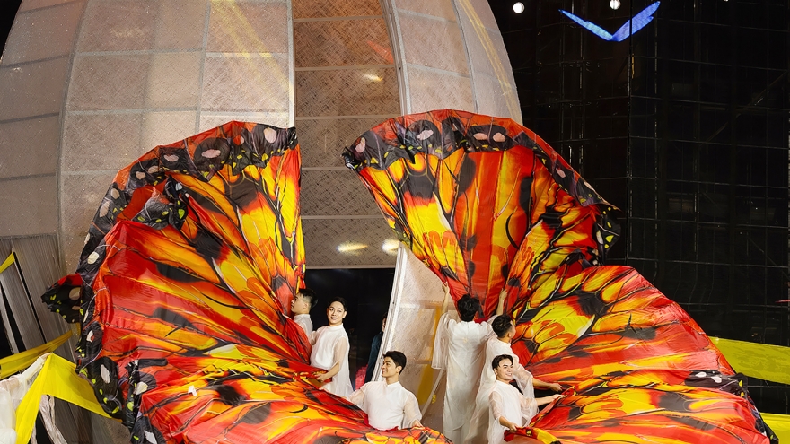 Nghệ thuật tranh đá quý tôn vinh vẻ đẹp phụ nữ Việt tại Lễ hội Áo dài TP.HCM 2026