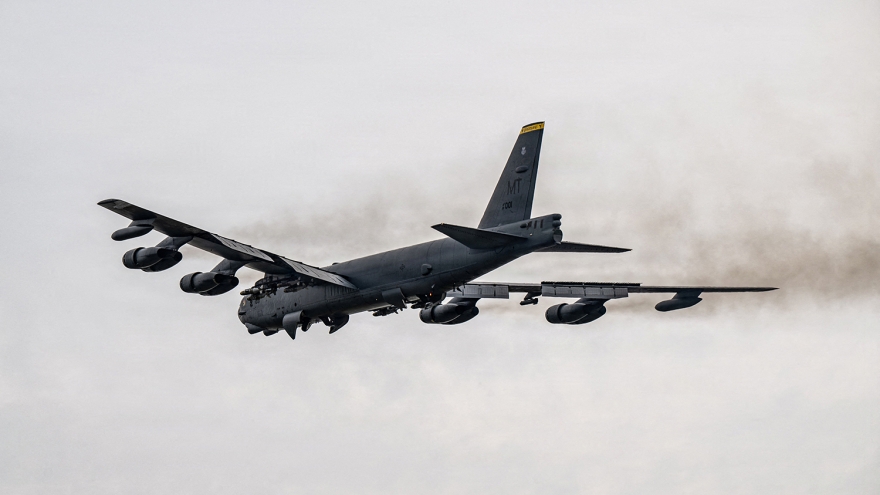 Máy bay ném bom B-52 Mỹ lần đầu hoạt động trên không phận Iran