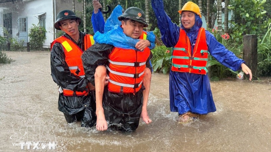 Da Nang, Oxfam join hands to support flood victims