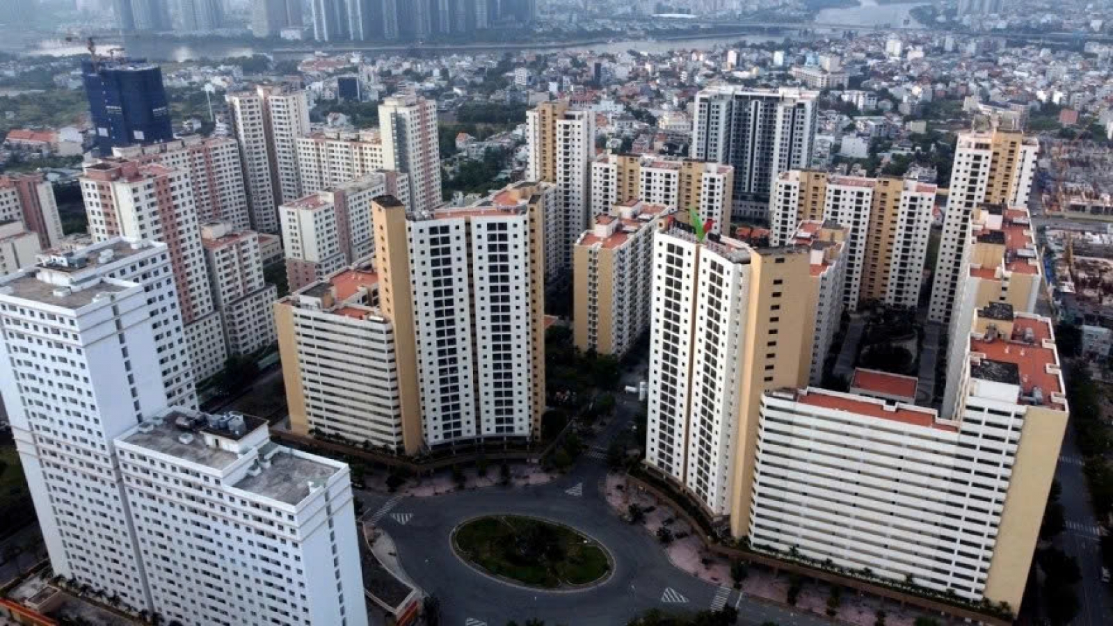 Tín dụng không thể mãi là “bà đỡ” cho bất động sản