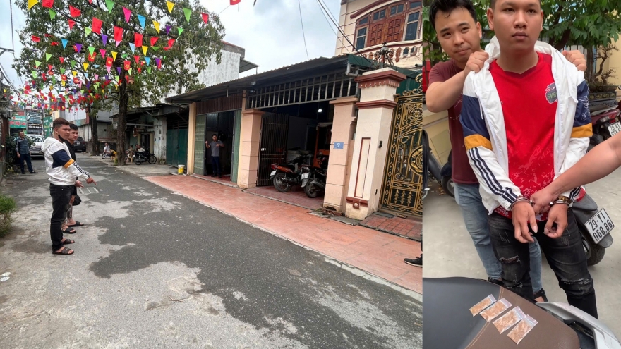 Bắt quả tang 3 đối tượng mua bán ma túy ngay trước chung cư ở Hà Nội