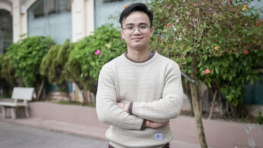 Alumnus returns as mentor, fulfilling his high school dream