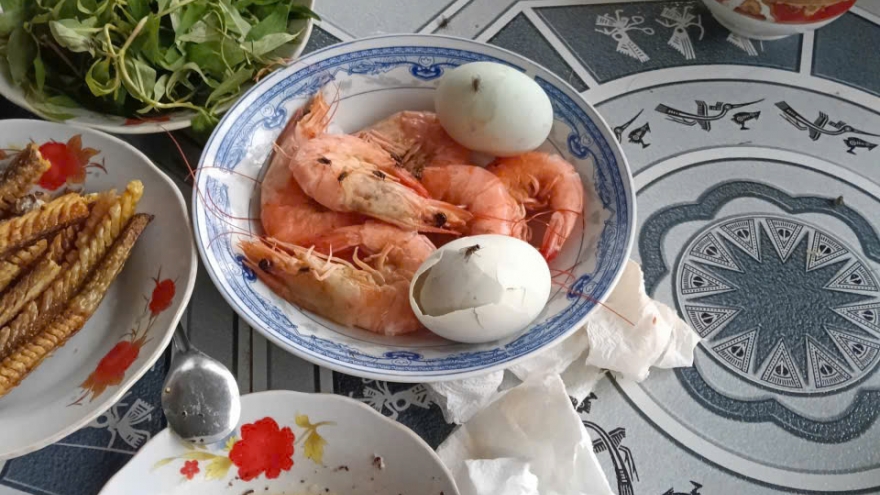 Vì sao nhiều người dân ở Đồng Tháp phải đóng kín cửa nhà khi ăn cơm?