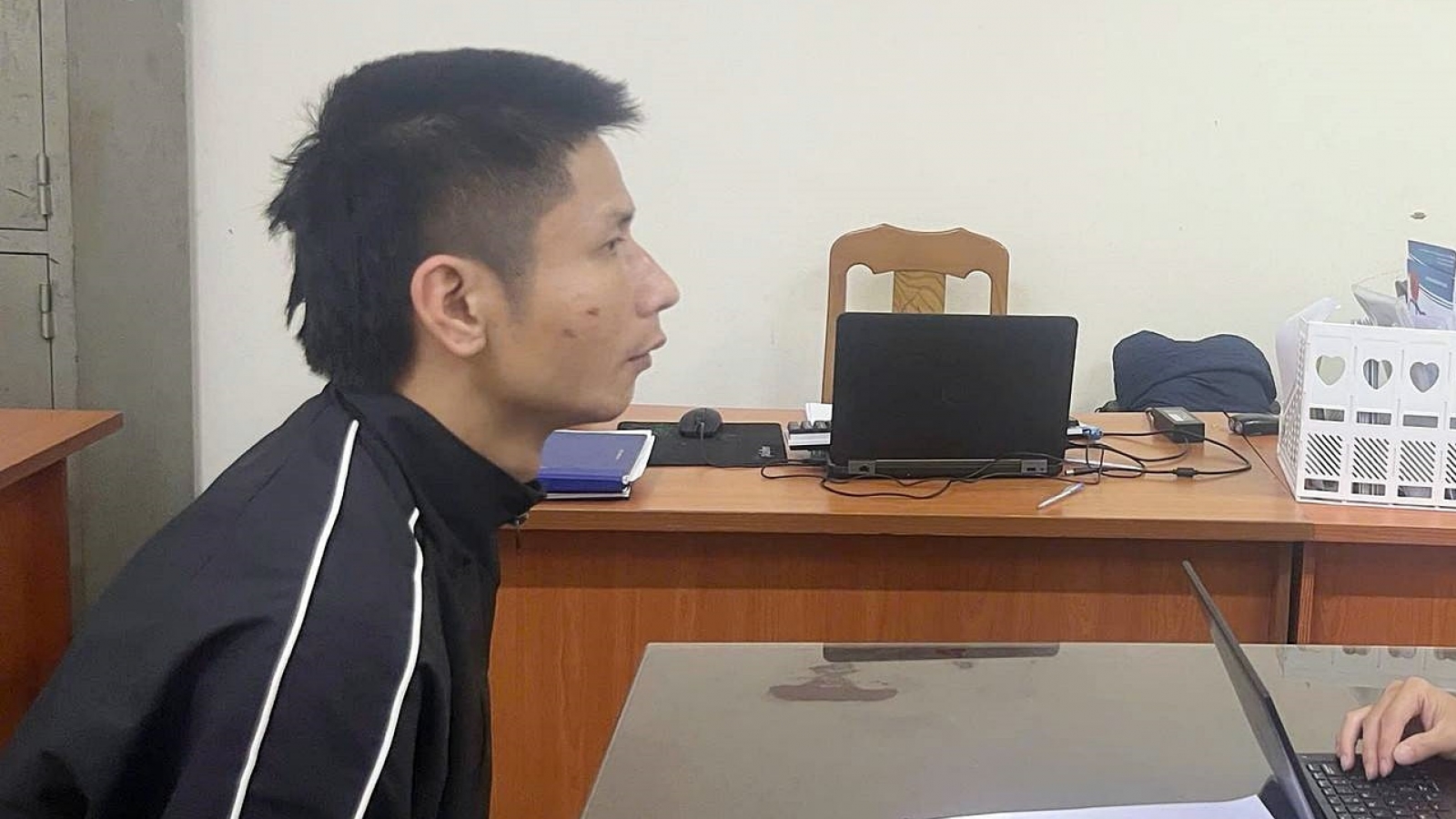 Tạm giữ đối tượng cầm dao bắt người đi đường quỳ lạy ở Hà Nội