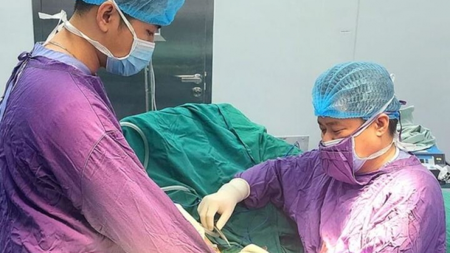 Tê ngón tay út tưởng chuyện nhỏ, người đàn ông suýt teo cả bàn tay