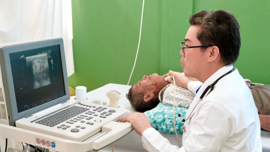 Vietnam delivers free medical care to communities in Cambodia