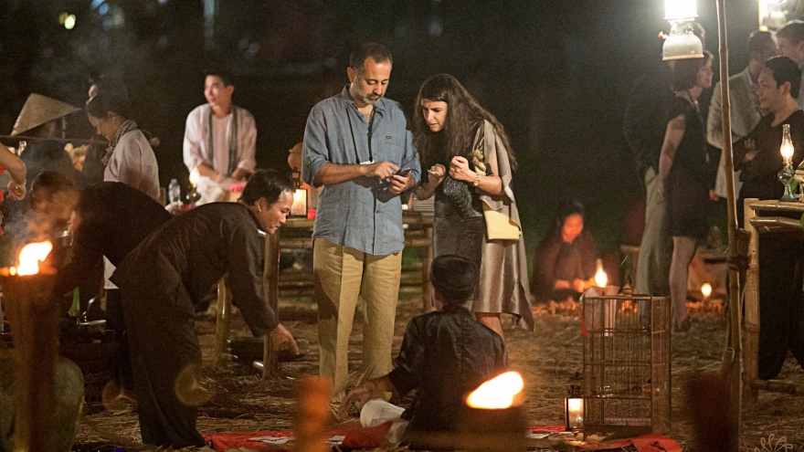 Biến củi lũ thành nghệ thuật, đưa nông dân làm du lịch triệu đô