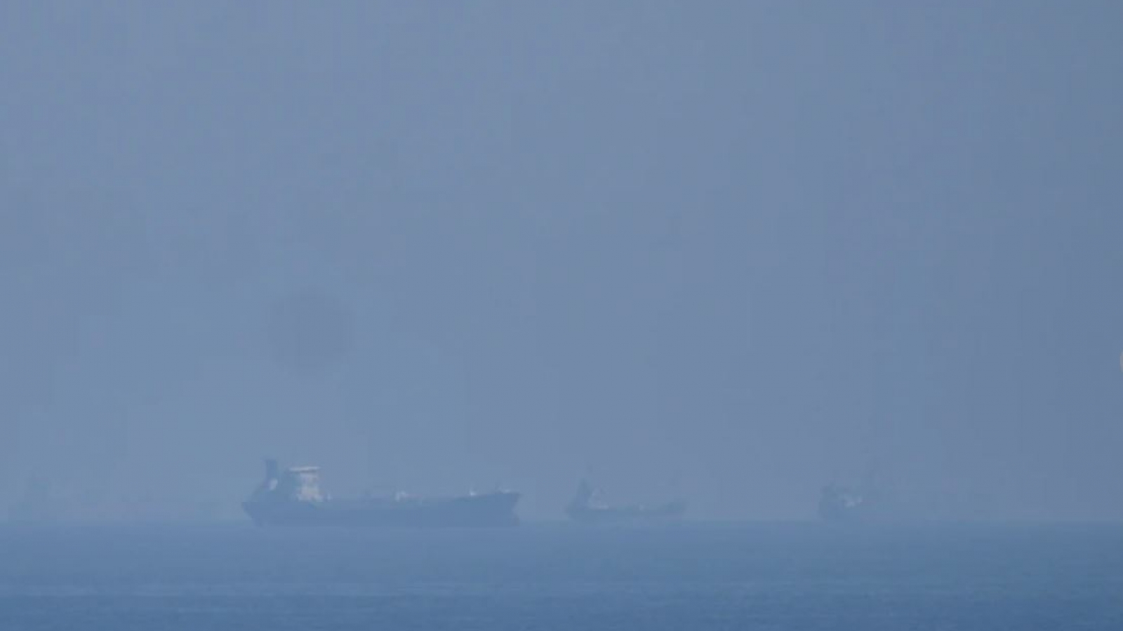 Iran tuyên bố tấn công 2 tàu đi qua eo biển Hormuz "bất hợp pháp"