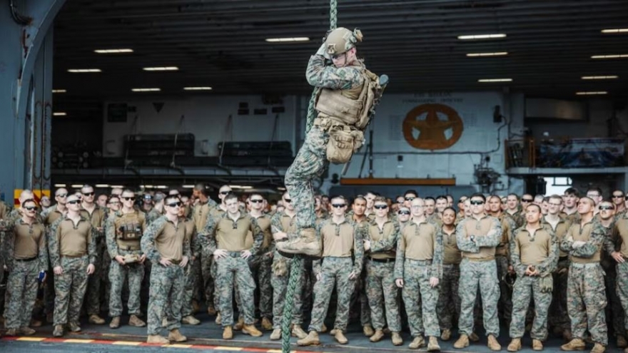 Mỹ điều động tàu đổ bộ và 2.500 lính thủy đánh bộ tới Trung Đông