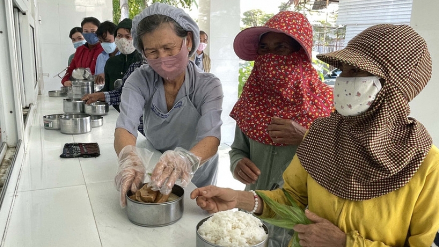 Charity kitchen lends a hand to feed needy patients