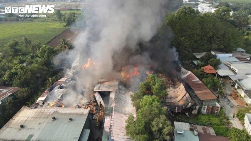 Cháy kho hàng ở Đồng Nai, người dân hốt hoảng tháo chạy