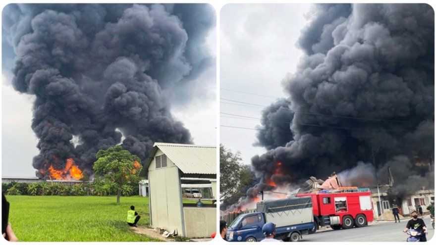 Lửa rừng rực bao trùm khu nhà xưởng ở Hưng Yên